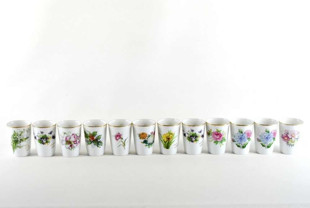 12 copos em porcelana - meses do ano.