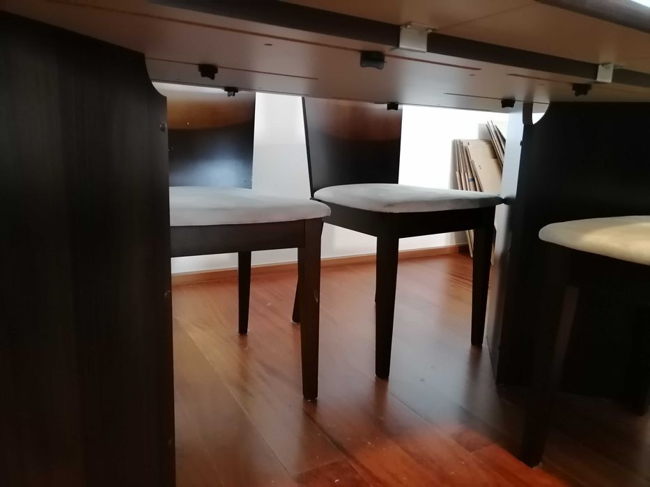 Mesa de sala Moviflor com cadeiras