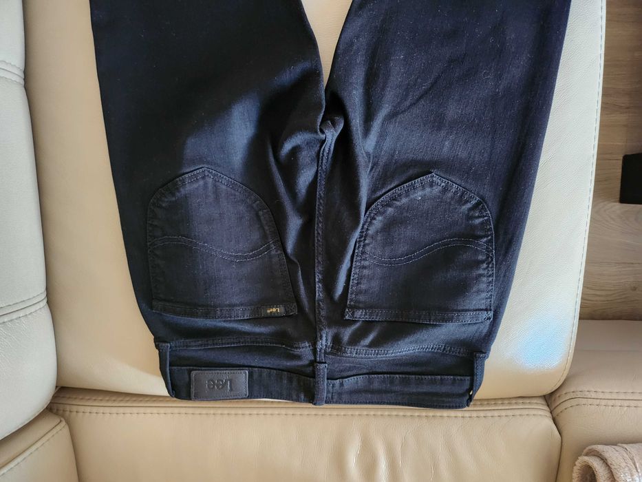 Czarne spodnie jeansowe Lee.