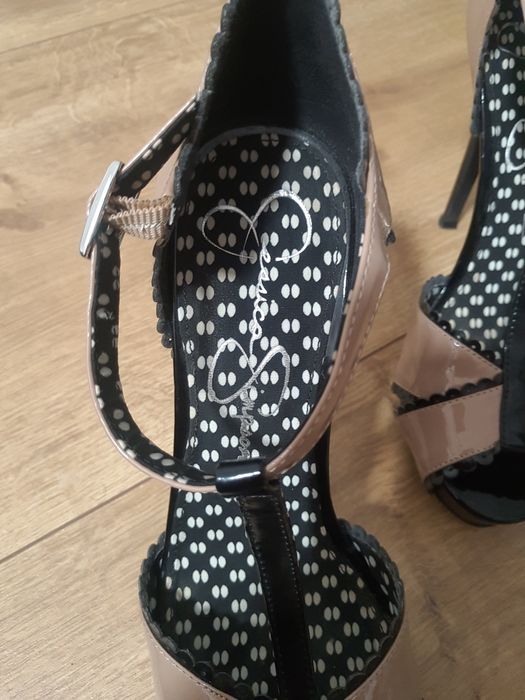 Wysokie eleganckie szpilki