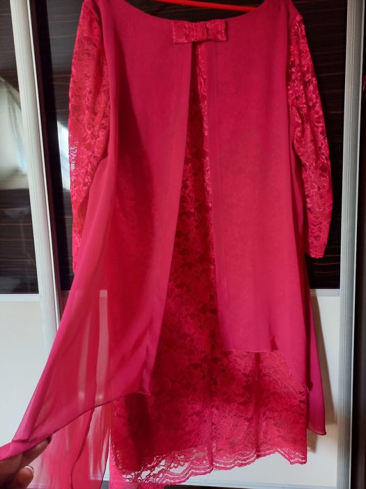 Sukienka elegancka w malinowym kolorze