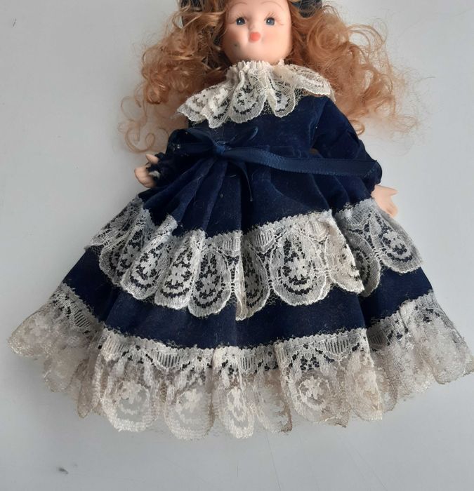 Boneca Antiga em Porcelana