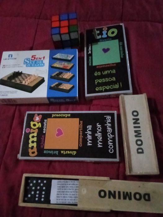 Conjunto de jogos para adultos e crianças