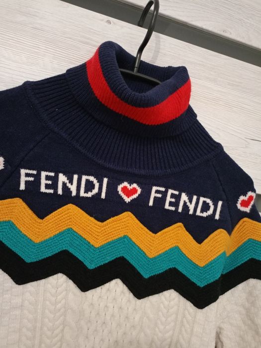 Efektowny golf Fendi