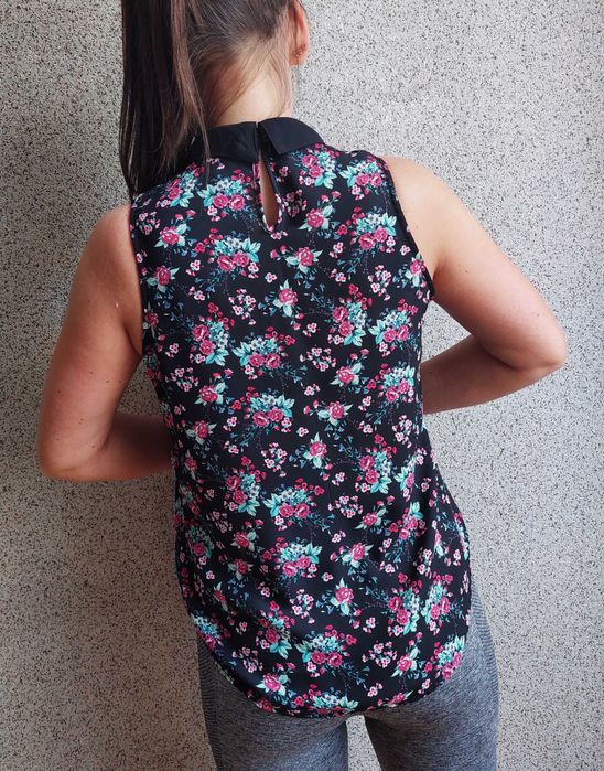 Czarna bluzka w kwiatki bez rękawów z kołnierzykiem TALLY WEiJL M