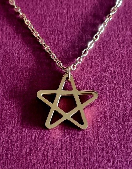 Colar dourado, em aço, com pingente formato estrela guia