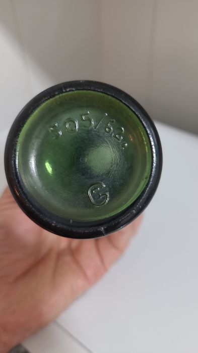Antiga garrafa de cerveja gravada em alto relevo nas laterais