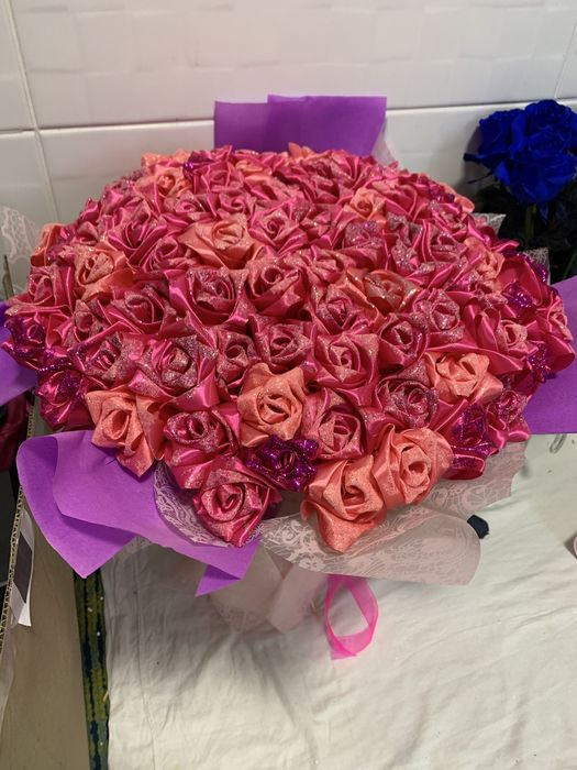 101 троянда з атласних стрічок