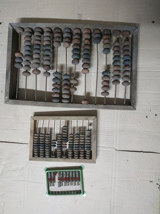 Старинные деревянные счеты