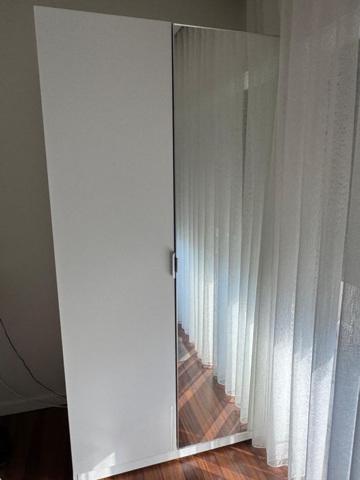 Roupeiro branco com espelho e arrumação interior
