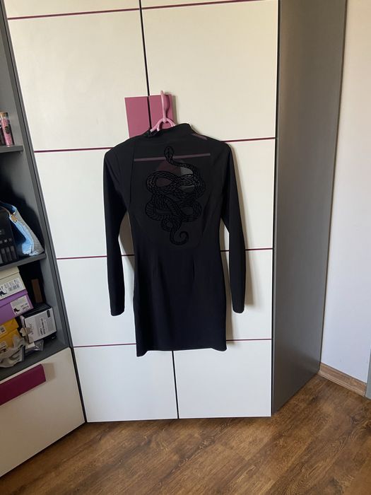 Czarna sukienka z nadrukiem węża Cropp XS viral impreza