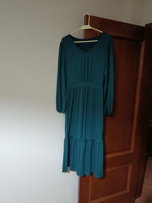 Vestido M,novo
Verde petróleo 
Nunca foi usado
É lindo, cai muito bem,