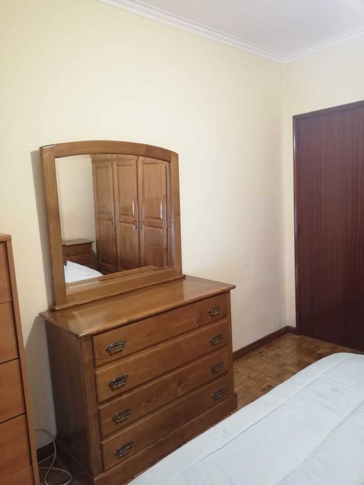 Cama, cómoda e mesas de cabeceira