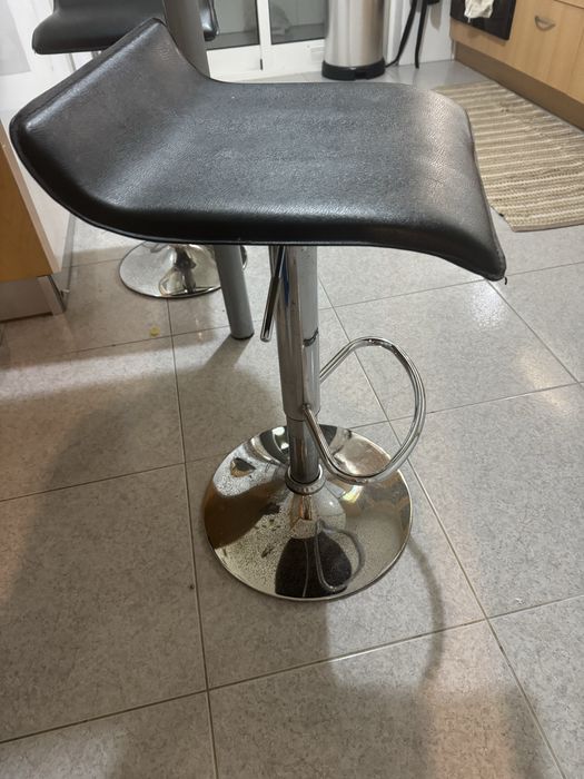 Banco metalico preto usado