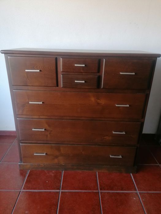 Vendo  Comoda  de quarto e duas mesinhas de cabeceira.