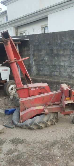 Vendo máquina de silar e espalhador de adubo