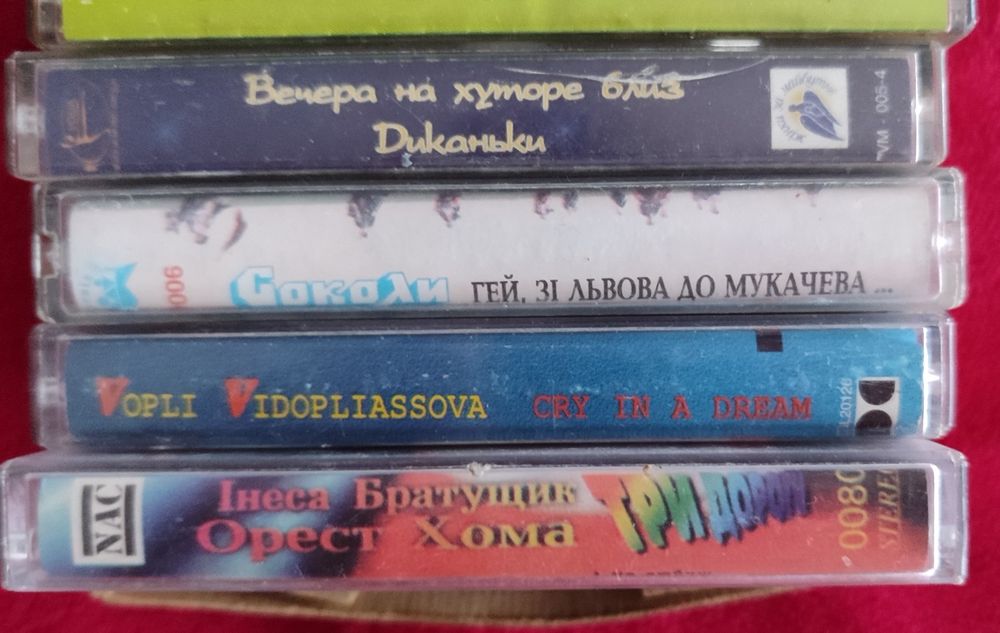 На продаж аудіо і відео CD i DVD