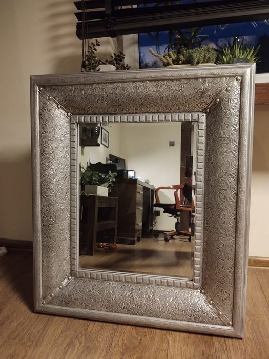 Lustro w drewnianej ramie