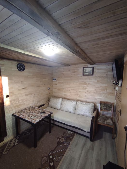 Подобово дерев'яний будинок з сауною.