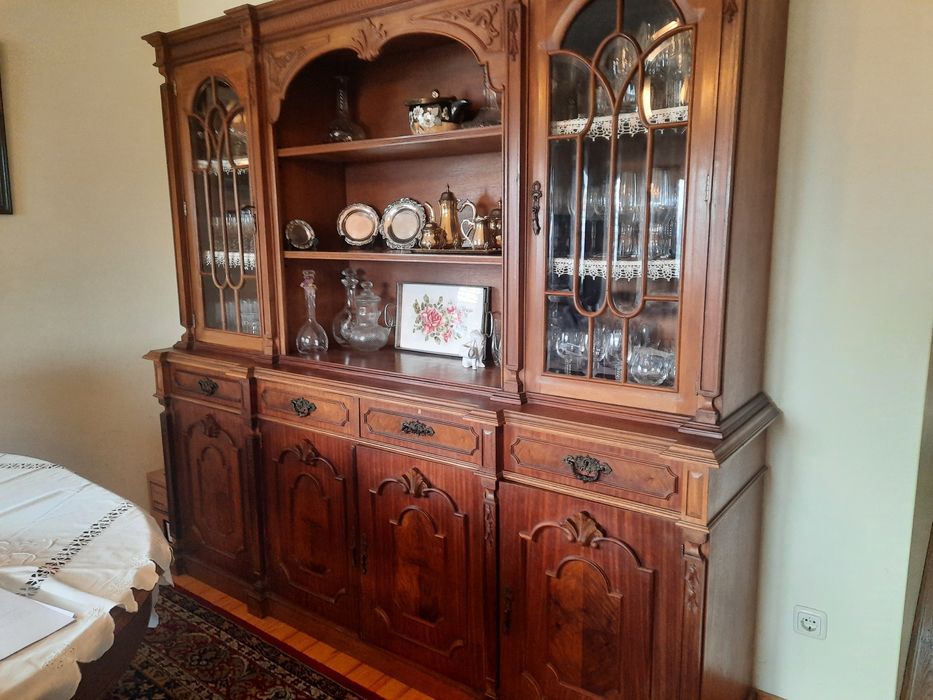 Cristaleira em mogno