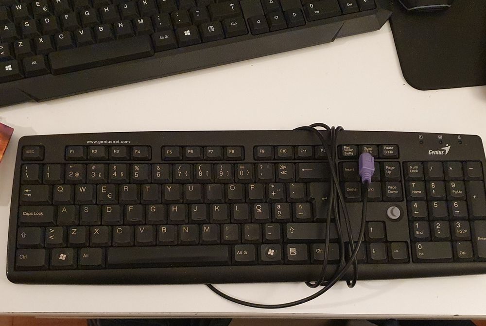 Teclado ps2 muito usado mas a funcionar bem