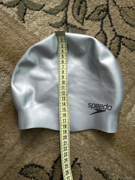 Срібляста силіконова шапочка для плавання бренду Speedo.