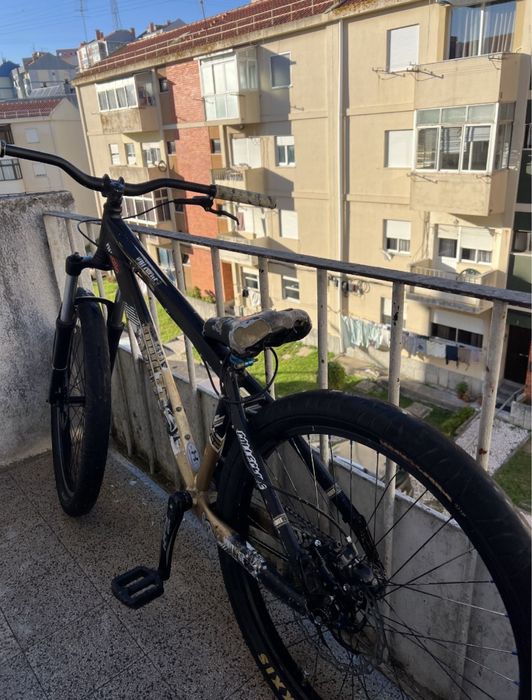Bicicleta scott para grau  em prefito estado so o banco rasgado de resto so pegar e andar