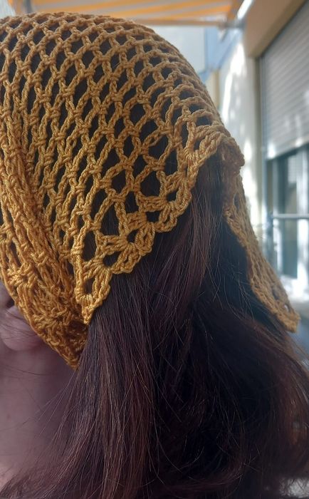 Lenço ou Bandana de crochê de várias cores.