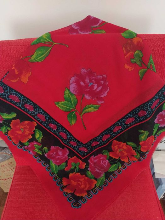 Lenço novo vermelho padrão flores lindíssimo 90x90cm