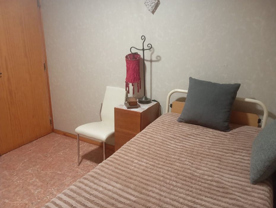 Acolhimento Familiar 24h para Idosa ou Casal | Casa Térrea c/ Jardim