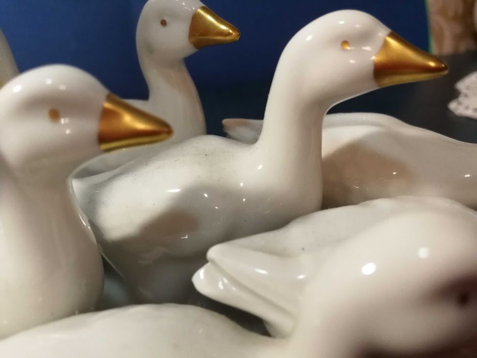 Porcelanowa figura manufaktury Gerold " Gęsiareczka "