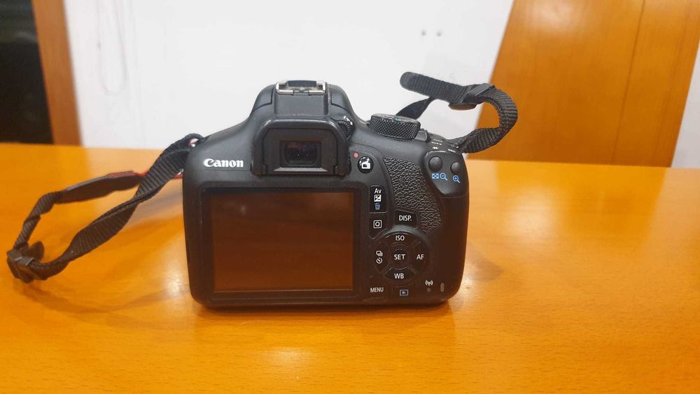 Canon EOS 1300D com fita + Lente Kit 18-55mm + 2 baterias e carregador