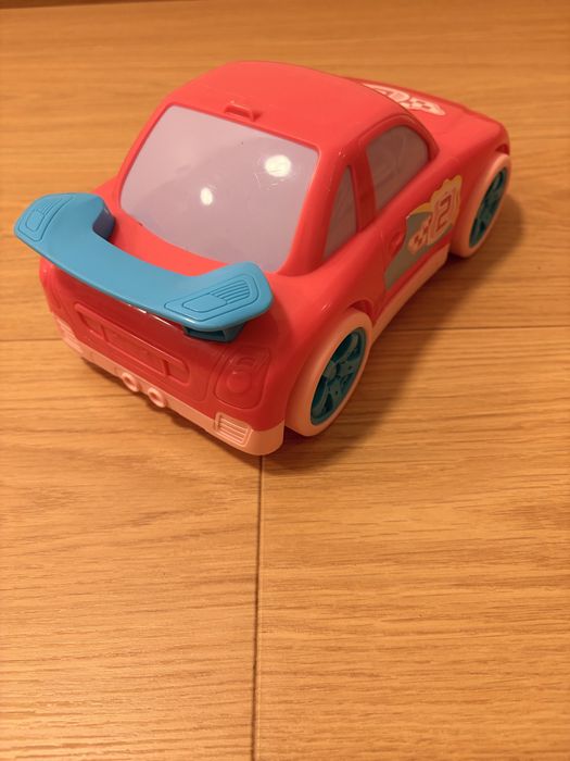 Auto z oczami i spojlerem