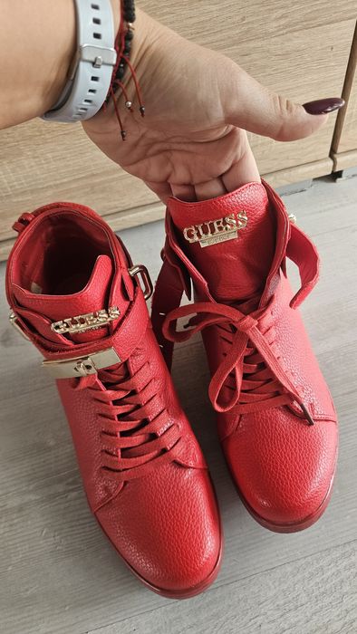 Czerwone sneakersy skórzane