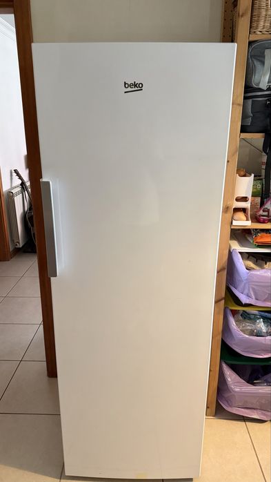 Arca Vertical Beko RFNE290L31WN 250L Classe F
