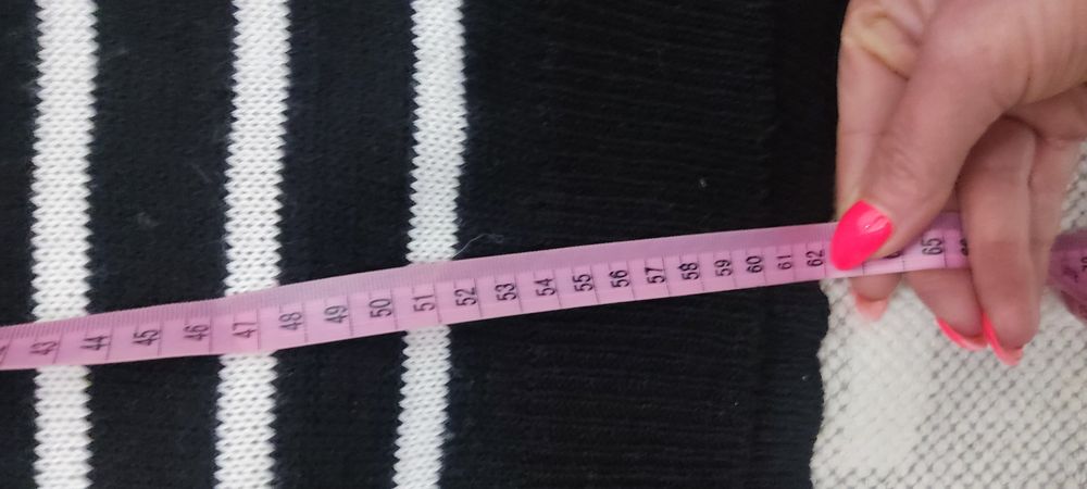 Sweter czarny w białe paski