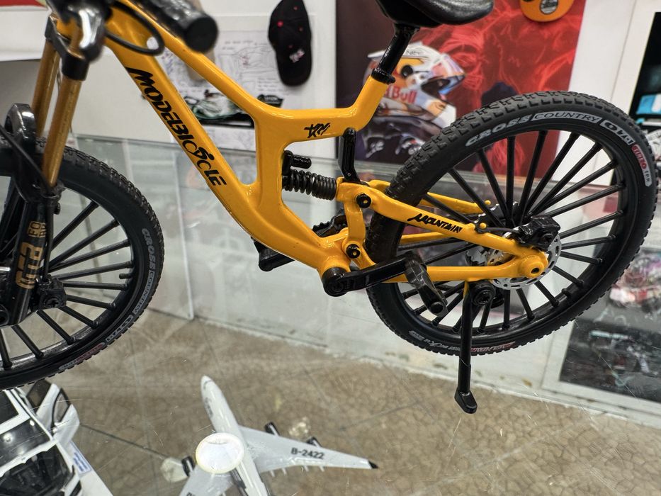 Miniatura rèplica de mountain bike. Escala 1:12