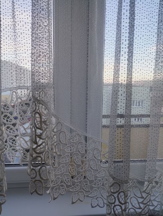 Firana na taśmie z gipiurą na duże okno - 5,20 m po umieszczeniu