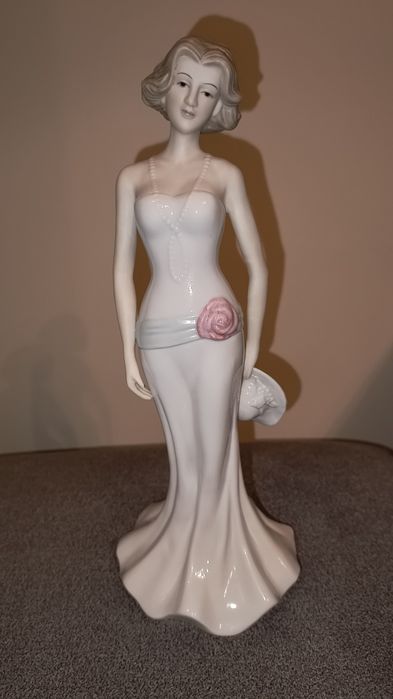 Porcelanowa figurka damy