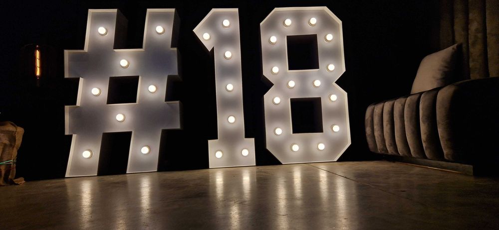 Wynajem cyfr LED „18” – idealne na osiemnastkę!