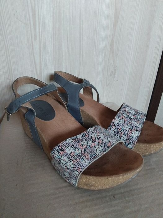 Босоніжки жіночі