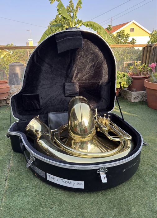 Instrumento Tuba decorativa com caixa