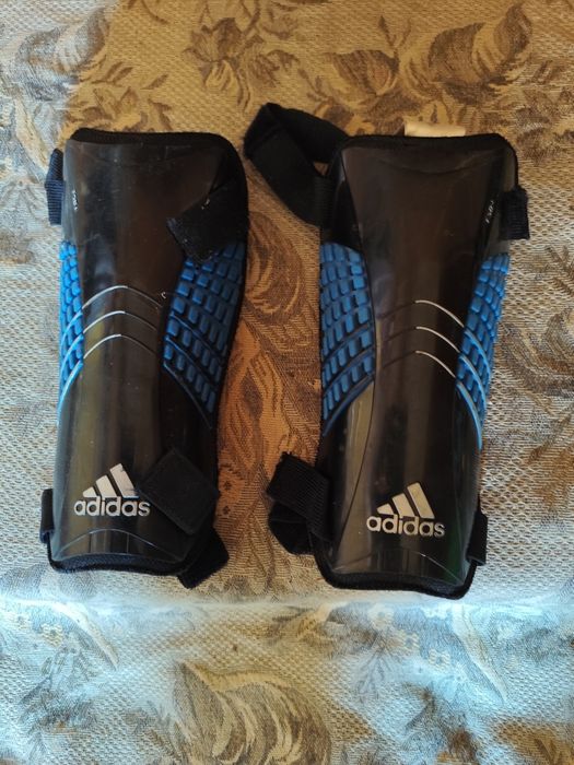 Футбольні захисні щитки Adidas.