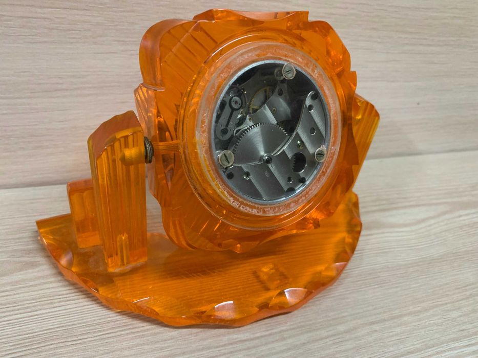 Годинник настільний на впевненому ходу