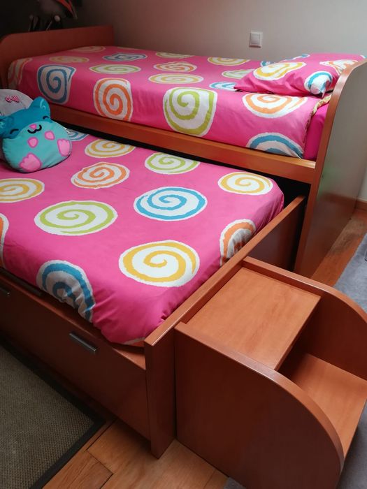 Duas camas com arrumação