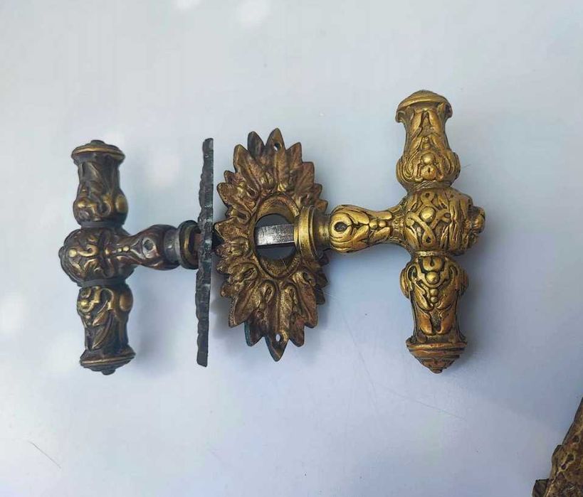 Stare szyldy,klamki,do drzwi,okna,mosiężne,lew,cena za 1 komplet