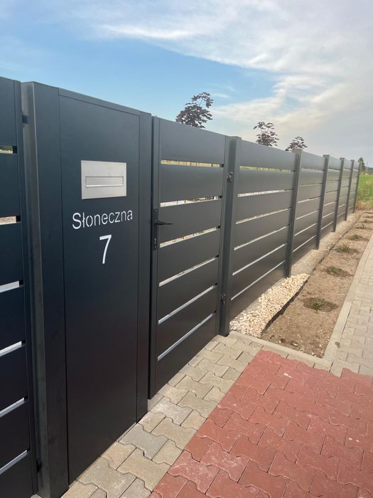 Słupek Multimedialny Ogrodzeniowy brama wjazdowa dwuskrzydłowa