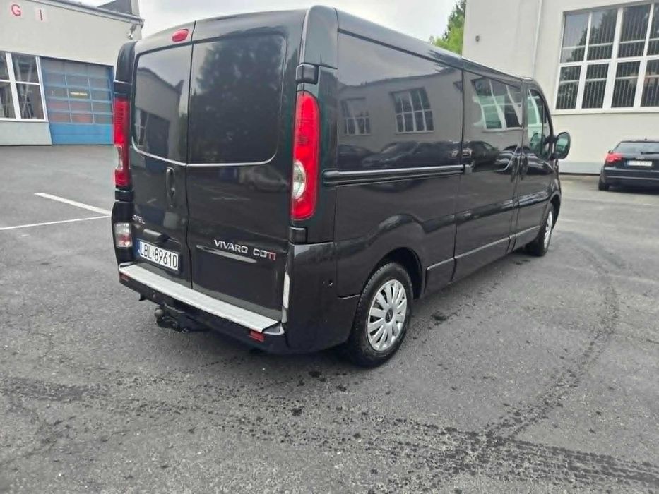 Samochód Opel Vivaro 2,5 147 KM Czarny LONG