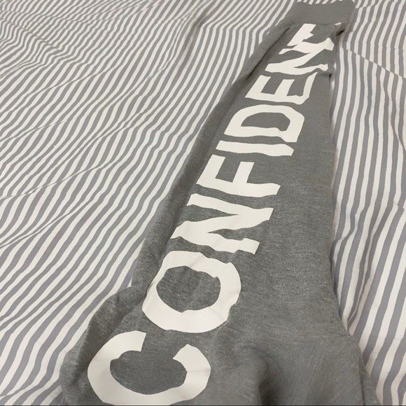 Свитшот кофта с длинным рукавом и надпистью на рукаве