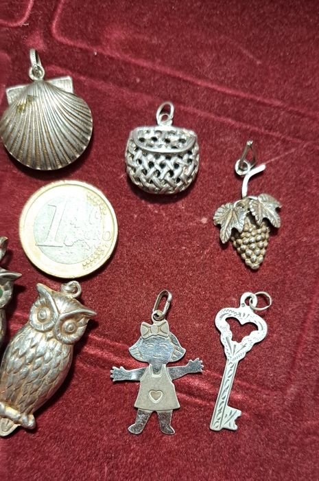 Bonecas pendentes vintage em prata.